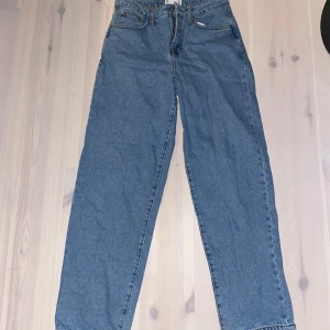 Blå baggy jeans från ASOS DESIGN - Säljer ett par blå baggy jeans från ASOS DESIGN. De har en avslappnad passform och klassisk femficksdesign. Perfekta för en casual look.