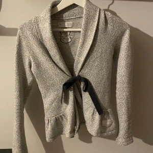 Kofta/tröja från odd Molly - Fin trendig tröja från odd Molly, köpt från plick men säljs pga att den tyvärr var lite för liten! Jätte fin och bra skick förutom några defekter nederst vid armen (priv för bild)