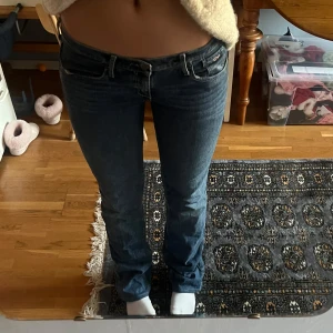 Lågmidjade jeans  - Super snygga🧡 midjemåttet rakt över är 42 cm och innerbenslängen är 80 cm