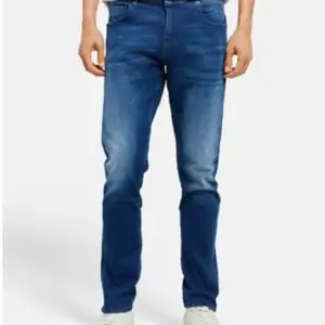 Tja säljare mina replay mickym. slim tapered fit jeans. som ej kommer till Användning längre.  Storleken är 29W 32L, tveka inte och hör av dig om frågor! 1900kr nypris 