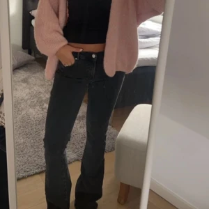 Lågmidjade jeans - Lågmidjade jeans köpta på Vinted, i bra skick. Lite slitna längsta ner men absolut inget som märks när man har på sig dem!💕💕har oftast S i kläder och de passar mig perfekt!