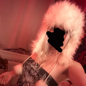 Vit pälsmössa - Supermysig vit pälsmössa som är perfekt för kalla vinterdagar. Den har en fluffig design som täcker öronen och ger en varm och skön känsla. Passar perfekt för vinterns alla äventyr eller bara för att hålla sig varm och stilren. Ett måste för garderoben när temperaturen sjunker!