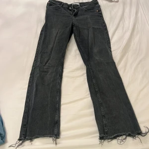 Svarta jeans med fransade kanter - Säljer ett par svarta jeans från Perfect Jeans i storlek 34. De har en cool fransad kant nertill och en klassisk femficksdesign. Perfekta för en avslappnad look med en touch av edge. Passar både till vardags och fest!