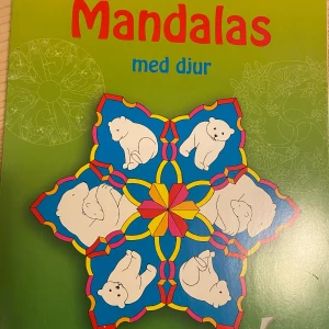 Målarbok Mandalas med djur - En färgglad målarbok med mandalas som har djurmotiv. Perfekt för avkoppling och kreativitet. Innehåller olika djur som koalor, grodor och fåglar i vackra mönster. Boken har en grön framsida med en mandala av isbjörnar.