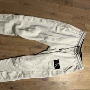 Vita mjukisbyxor från Calvin Klein - Säljer ett par vita mjukisbyxor från Calvin Klein i storlek S. Använda några gånger och i bra skick. Passar bra i längden på mig som är 1,70. 