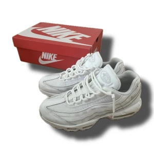 Vita Nike Air Max 95 - Säljer ett par fräscha vita Nike Air Max 95 i nytt skick. De har en snygg och klassisk design med snörning och en bekväm passform. Perfekta för både vardag och träning. Kommer i originalkartong. Passa på att köpa dessa stilrena sneakers! Ny pris runt 2300kr🤙 Bara använt ett fåtal gånger då de var för små‼️ ‼️LITEN I STORLEKEN‼️