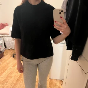 ✨Stickad t-shirt✨ - Varm och mysig stickad t-shirt från gina🥰 den är endast använd ett par gånger så den är i jättebra skick🤩