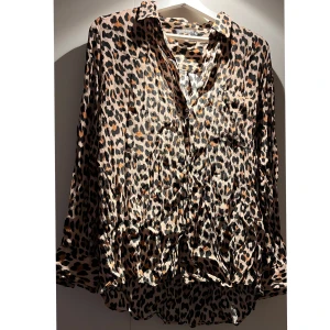 Leopardmönstrad blus från Zara - Säljer en leopardmönstrad blus/skjorta från Zara Woman i storlek M. Blusen har långa ärmar och knappar framtill. 