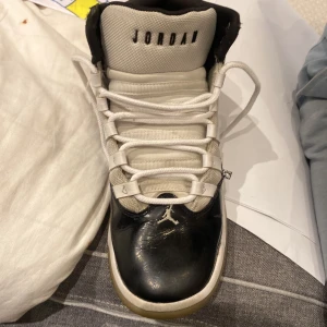 Svarta och vita jordan 11 - Säljer ett par selsynta jordans 11 jätte bra skick. Kan ge billigare pris passar 38 39 40