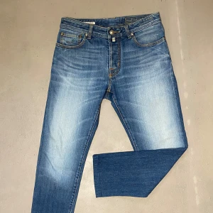 Jacob Cohen Jeans - Säljer dessa riktigt snygga Jacob Cohen jeans med en fet färg och fina detaljer till ett bra pris. Tveka inte på att kontakta oss vid frågor och funderingar!