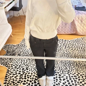 Svarta kostymbyxor - Svarta kostymbyxor från bikbok, långa!! I bra skick förutom lite smått slitna vid bensluten, be gärna om bilder. Fri frakt! 🩷🩷