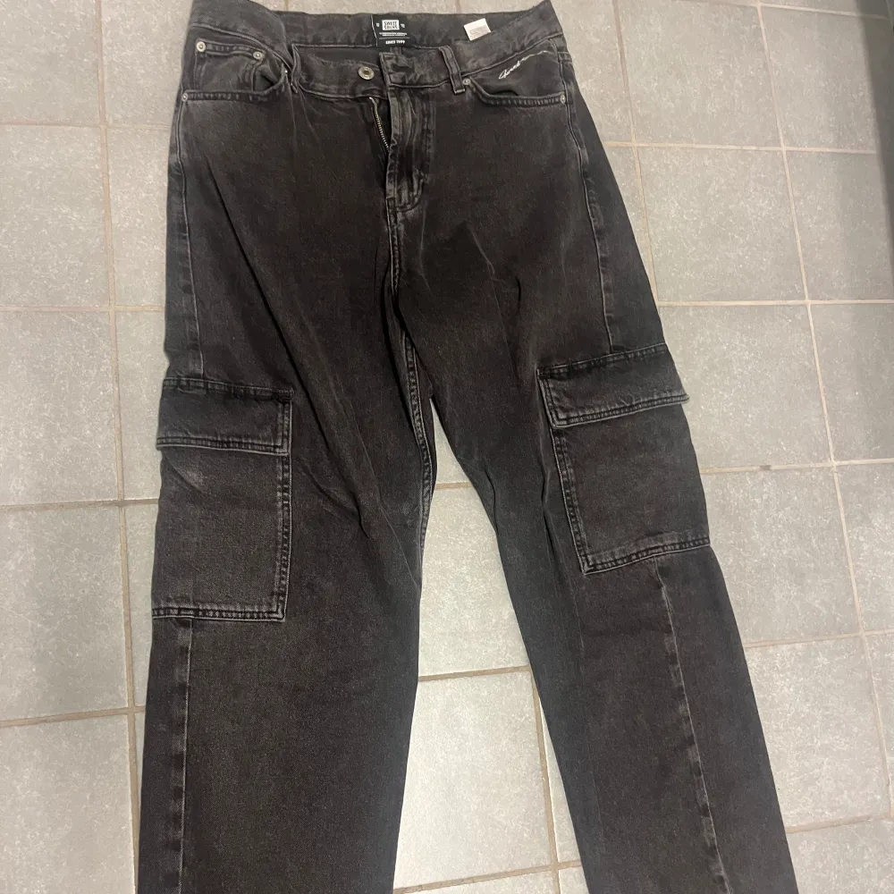 Säljer ett par svarta cargobyxor från Sweet SKTBS i storlek Small. Byxorna har flera praktiska fickor och en loose passform.. Jeans & Byxor.