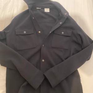 Säljer en stilren svart overshirt från Selected Homme i mycket bra skick.       Är inte använd, eftersom att den är lite för stor för mig.      Köpte den nypris 799 kr.          Mitt pris: 500.       Det är storlek S