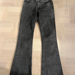 Svarta bootcut jeans - Super snygga svarta bootcut jeans. Perfekta för en stilren look!💕midjemåttet är 68💕