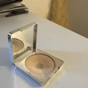 Soft Focus Powder Caia - Caia puder 🤍Säljer ett kompaktpuder med spegel i locket. Pudret har en mjuk, ljus nyans och kommer i en stilren silverfärgad dosa. Perfekt för att ge en jämn och matt finish.