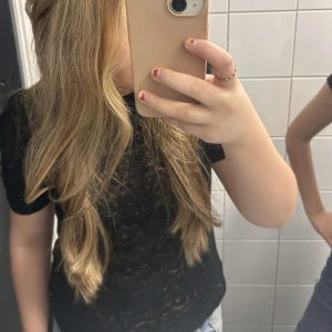 Svart spets topp - Säljer en spets topp! Den är i mycket bra skick. Priset kan diskuteras.