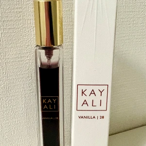 Vanilla 28 Eau de Parfum by Kayali 10 ml - En fantastiskt varm, söt, ”woody”, feminin, ”boozy” och mörk vaniljparfym från Kayali. 10 ml, knappt använd. Givetvis förvarad mörkt och svalt. Kommer i originalförpackningen. 