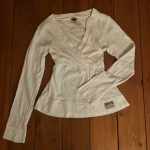 Vit vintage topp från Rocky -  Jag säljer denna as snygga vintage topp från Rocky. Den är verkligen jättefin men passar tyvärr inte mig! Storlek 36-38😊 Pris kan som alltid diskuteras, men först till kvarn! Skriv om du har fler frågor!💕