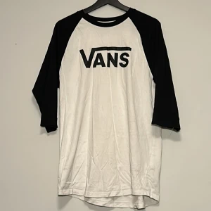 Vit och svart trekvartsärm t-shirt från Vans - Vit och svart tröja från Vans med logga fram.