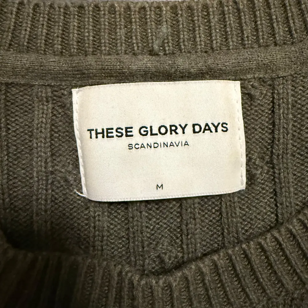 Säljer denna supersnygga brungröna tröja från these glory days🤩| Tröjan är i strlk M och nästintill nyskick!| 95% bomull 5% Kashmir👕| Hör av dig vid frågor| Mvh WillysCloset☺️. Neuletakit & Villapaidat.