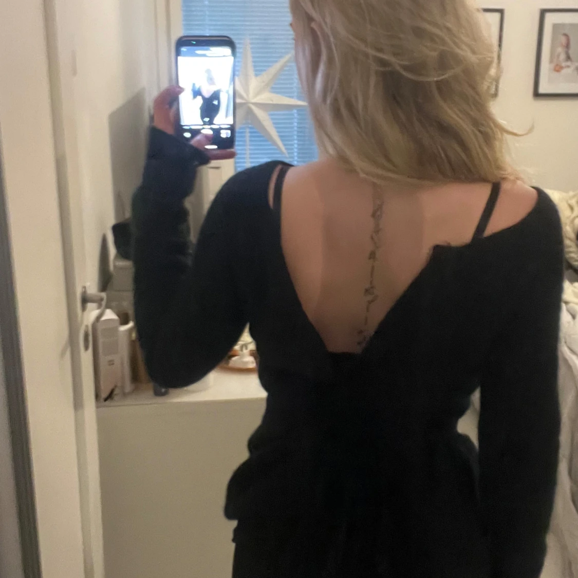 Svart klänning med öppen rygg