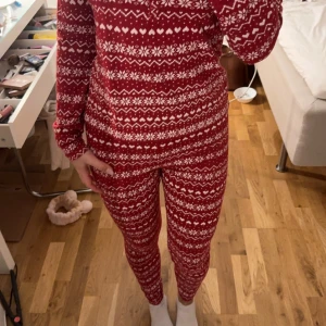 jul pyjamas - säljer min jul pyjamas som inte finns kvar har använt några gånger jätte fint stick inget som har skadat eller något på den,, skriv om ni har intresse eller vill ha fler bilder 