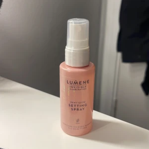 Lumene settingspray - Lumene setting spray 50ml, fick den i lucka nr 4 och är oöppnad. behöver ej denna så därför säljer jag 🥰