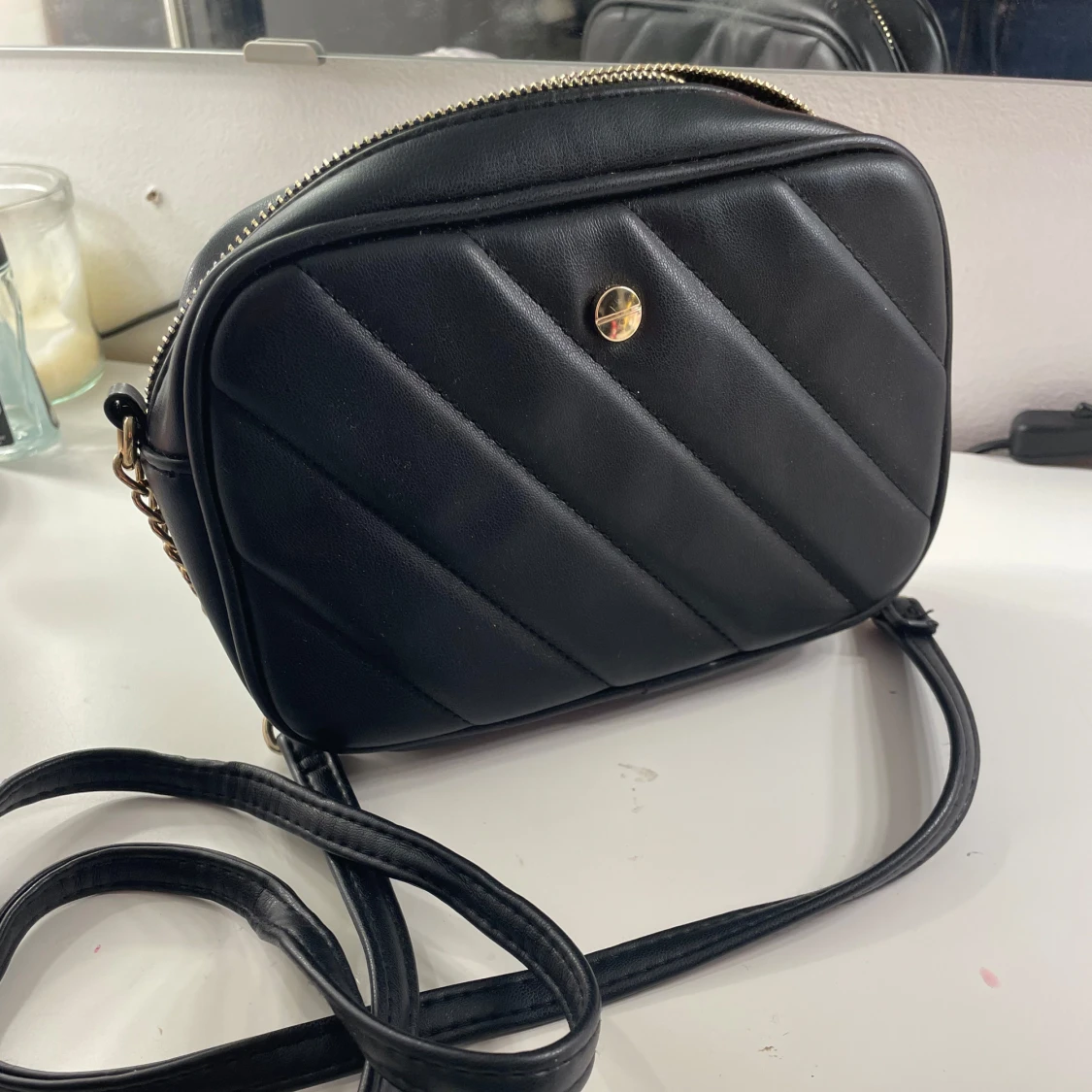 Svart quiltad axelväska