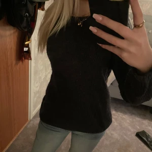 Mörkgrå stickad tröja från Lee - Mysig svart stickad tröja från Lee i storlek S.  Tröjan har långa ärmar och en klassisk rund halsringning. Egentligen en herrtröja men funkar för tjejer med. Inga defekter.