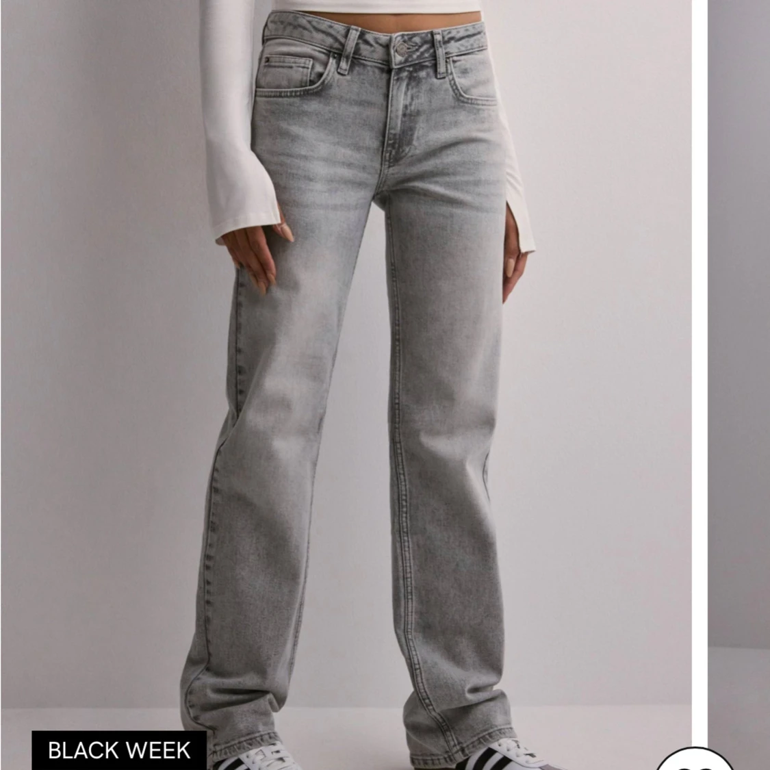 Grå jeans med rak passform