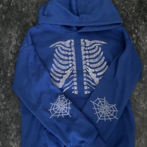 Blå hoodie💙 - Blå hoodie ifrån shein!💙 Snöret är inte kvar!