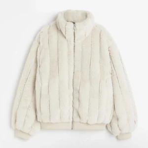 Teddy jacka - Supersnygg och elegant Teddy jacka!! Den är helt ny med prislapp kvar. Den är extremt efterfrågad och blev slutsåld direkt ❤️