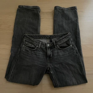 Så fina gråa jwans - Fina grå, raka jeans från weekday i modellen arrow❤️passar s