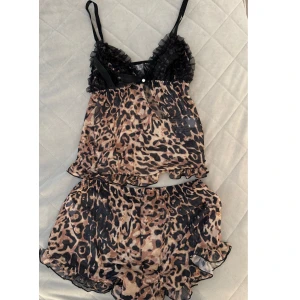 Pyjamas Leopard Print - Säljer denna superfina pyjamasen i leopard print. Den är aldrig använd