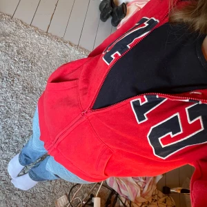 Zip hoodie  - Jättesnygg zip hoodie från GAP. Säljer den då den inte riktigt är min stil längre. Bra skick! Storlek kids xxl som motsvarar ungefär storlek S