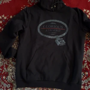 Glorious gangsta hoodie - Den är glorious gangsta märke.  Köptes i london i Footasylum.  Kostade drygt 800kr