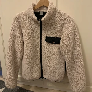 Teddy jacka - Så gosig jacka ifrån Lindex💕 bra skick, strl xs. Passar perfekt inför hösten! Fler bilder finns vid behov☺️