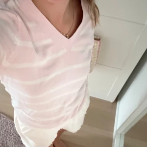 Randig tröja - Rosa vit randig tröja, lite tunnare med v ringning fram💗 storlek och märke står inte men skulle uppskatta xs-s