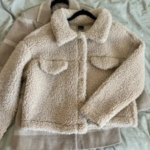 Fluffig jacka - Säljer denna söta fluffiga jackan från Gina Tricot i storlek M 🐻I väldigt bra skick! 