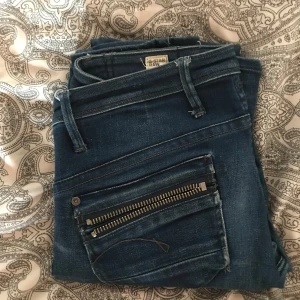 Skinny jeans - Super snygga lågmidjade skinny jeans från G-star där size är 27 och lenght är 32, vilket då motsvarar storlek S (36). Jag skulle säga att dem är i ett väldigt bra skick