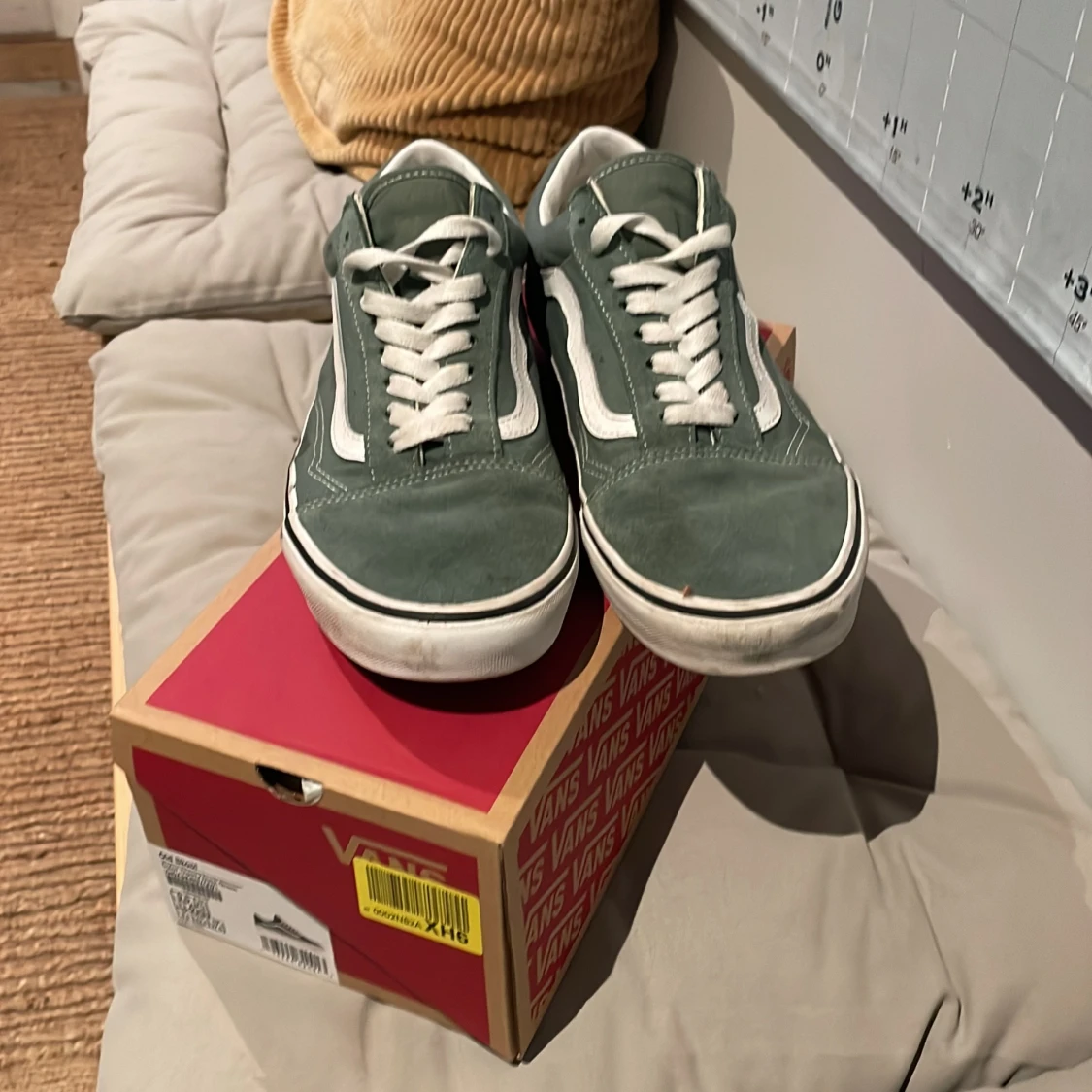 Ett par Vans old skool i färgen duck green storlek 42,5 - 90