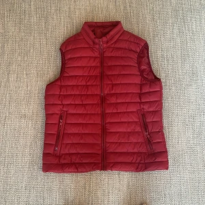 Röd Väst  - Oanvänd och som nyskick. Kan diskutera pris vid snabb affär :)