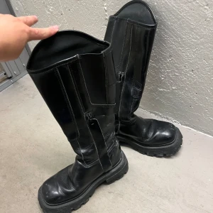 Eytys boots - Läderboots med platformsula från Eytys i storlek 37. De går nästan upp till knät. Nypris 5.000