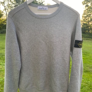 Stone island sweatshirt  - Säljer en stone island sweatshirt i bra skick. Har en mindre fläck mitt på bröstet som syns lite i första bild. Köpt här på Plick och är i storlek S. Skriv vid minsta fundering i dm!