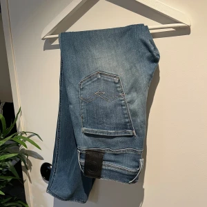 Replay jeans - Säljer dessa replay anbass jeansen i storlek 30. Jeansen är uppsydda av skräddare från 32 till 30. Byxorna är i ett väldigt bra skick. Tveka inte att höra av dig vid minsta fundering!😃