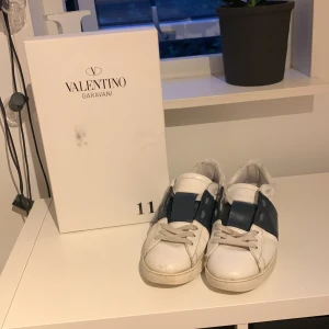 Valentino open - Säljer mina valentinos då jag inte använder dom längre. Skicket på dom är rätt så bra ungefär 7/10 - 7,5/10 och det är inga skador på dom förutom lite slitningar. Man får med box och skorna är storlek 43.