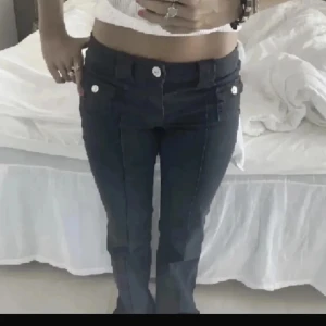 Slutsålda svarta H&M jeans - Slutsålda H&M jeans populära, Det är storlek 40 men dem är små i storleken så dom är exakt som 38 i vanlig storlek, dem är i mycket bra skick och har inga hål eller något liknande , kontakta för mer information☺️