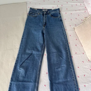 Jeans Levis  - Såååå snygga vida jeans i snygg blå färg, aning stora i storleken och därför för stora för mig. Höga, långa, rätt vida. I princip oanvända, i snygg tvätt.