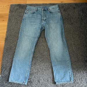 Jeans från Weekday i bra skick. Modellen på byxorna heter ”space” och är i storlek W34 L32