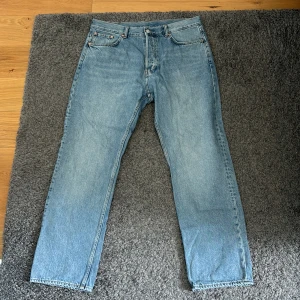 Jeans, Weekday - Jeans från Weekday i bra skick. Modellen på byxorna heter ”space” och är i storlek W34 L32